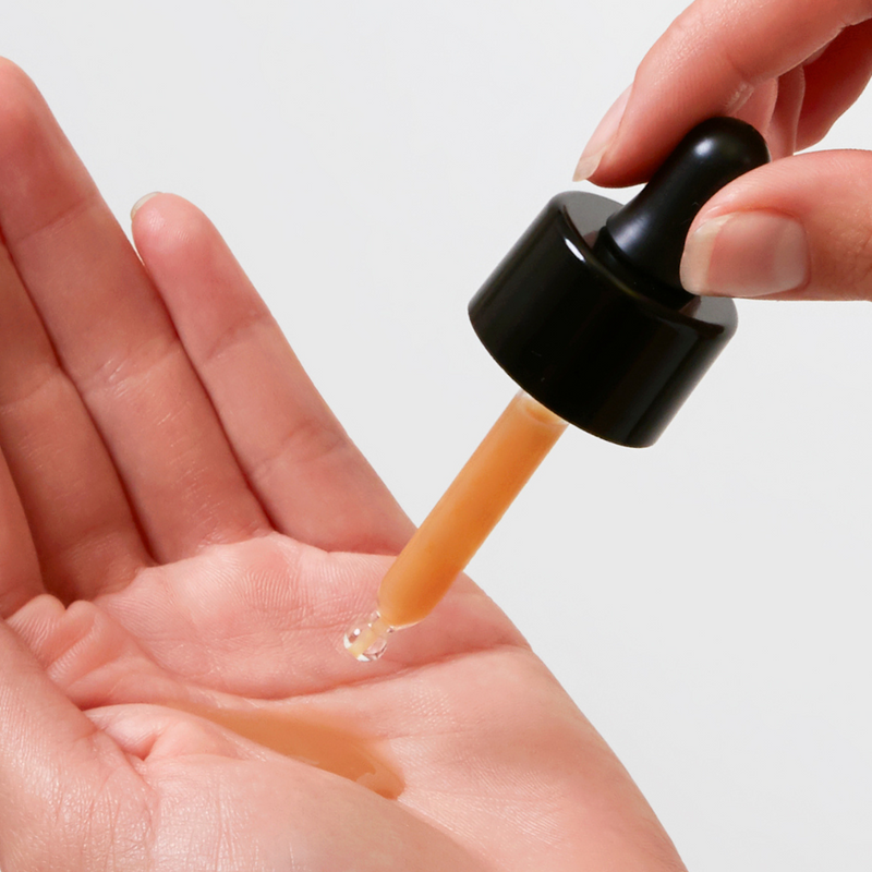 Skin Generics Anti-aging serum 20% - Retinol hand showing texture application 